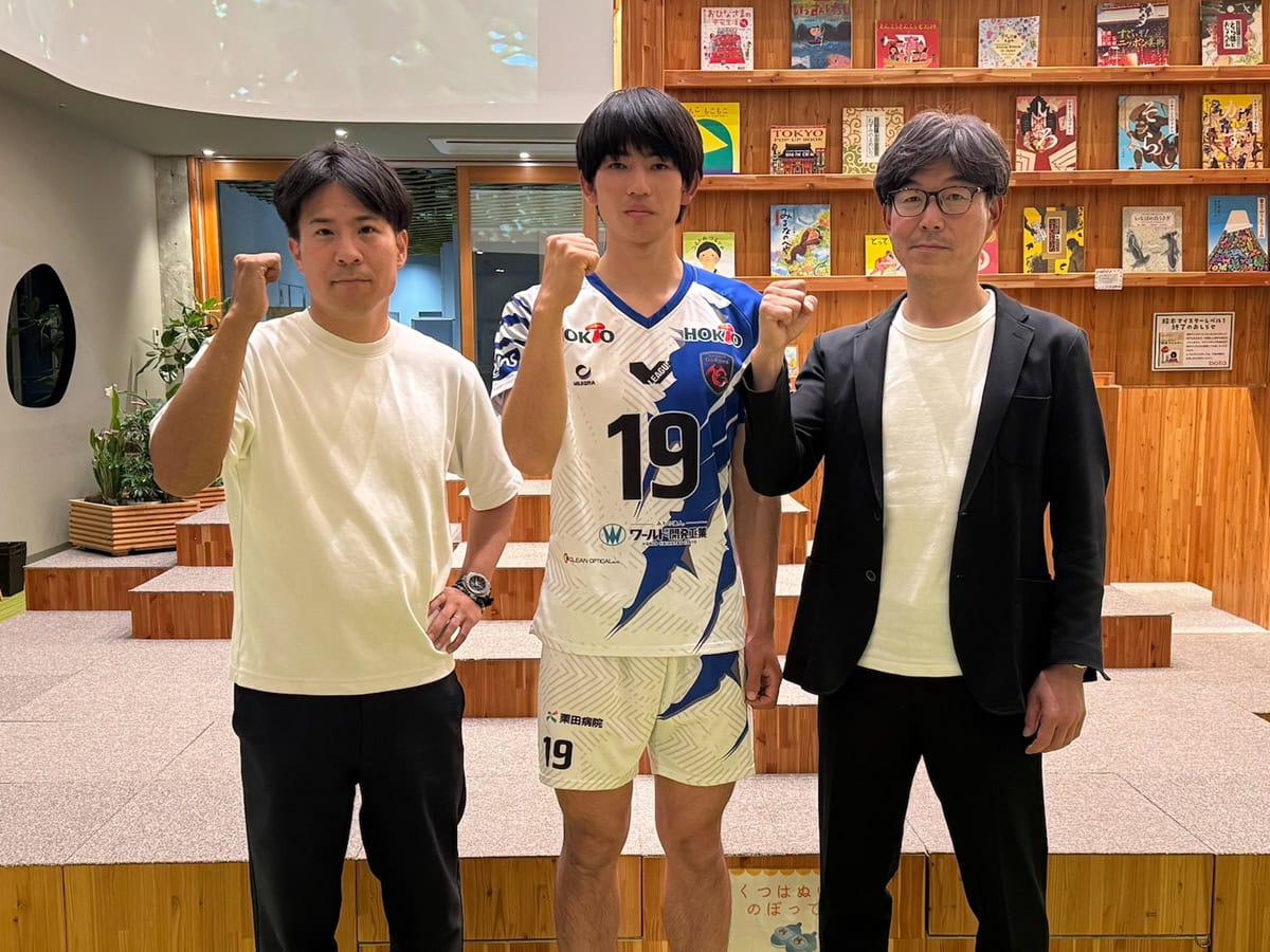 今回、話を伺った（左から）北直樹さん、安井元太選手、韮﨑昌彦GM