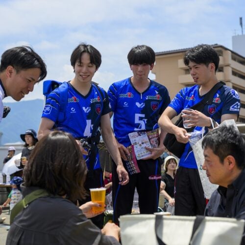チームユニフォームを着て地元のイベントを盛り上げる長野ガロンズのメンバー