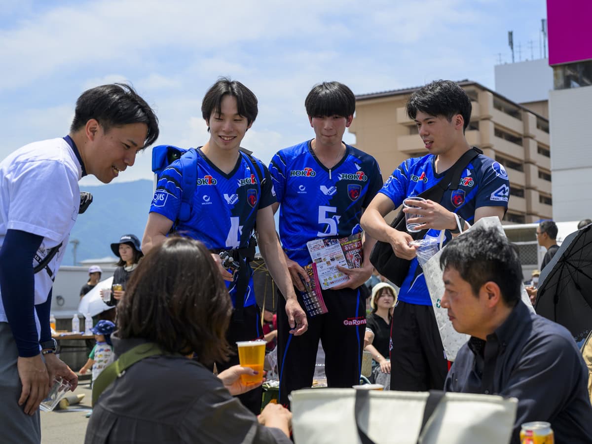 チームユニフォームを着て地元のイベントを盛り上げる長野ガロンズのメンバー