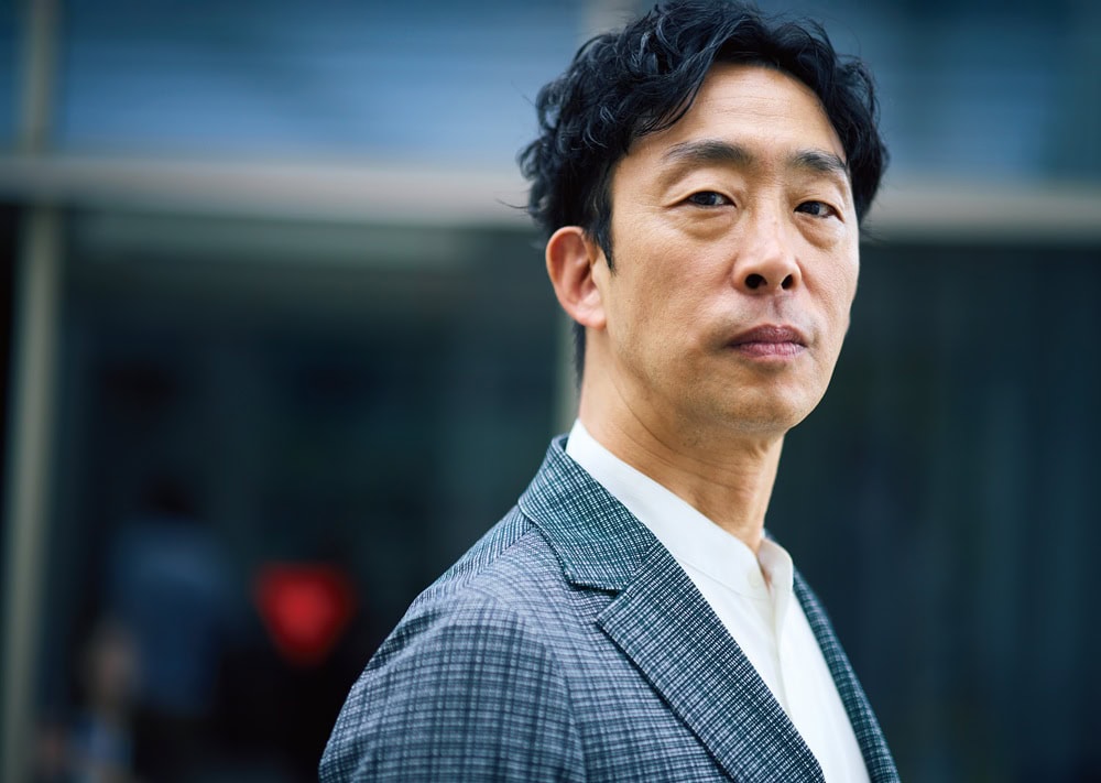 田舎暮らしの本のインタビューを受ける北村有起哉さん