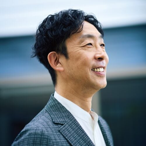 田舎暮らしの本のインタビューを受ける北村有起哉さん