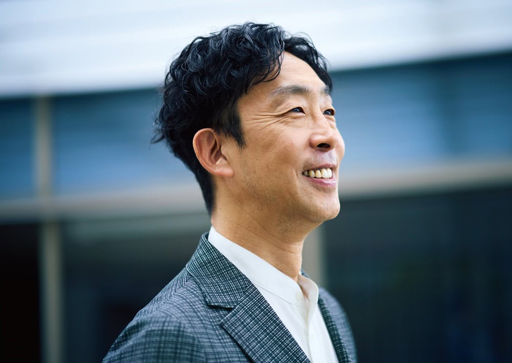 田舎暮らしの本のインタビューを受ける北村有起哉さん