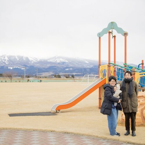鳥海山が大きく見える遊佐町総合運動公園「鳥海パノラマパーク」。遊具のほか、フットサルコートなどもある。／山形県遊佐町