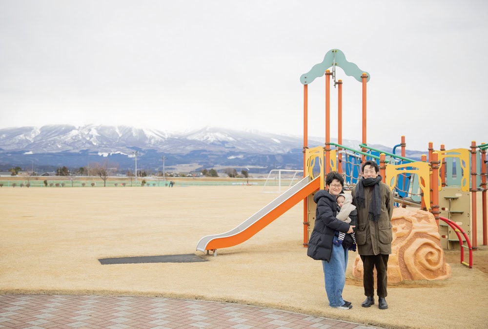 鳥海山が大きく見える遊佐町総合運動公園「鳥海パノラマパーク」。遊具のほか、フットサルコートなどもある。／山形県遊佐町