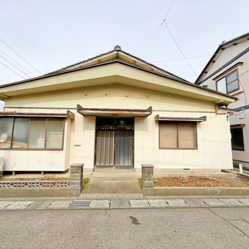 駅や学校、ショッピングモールなどが近く、暮らしやすい環境に立つ2階建ての住宅【福井県坂井市】