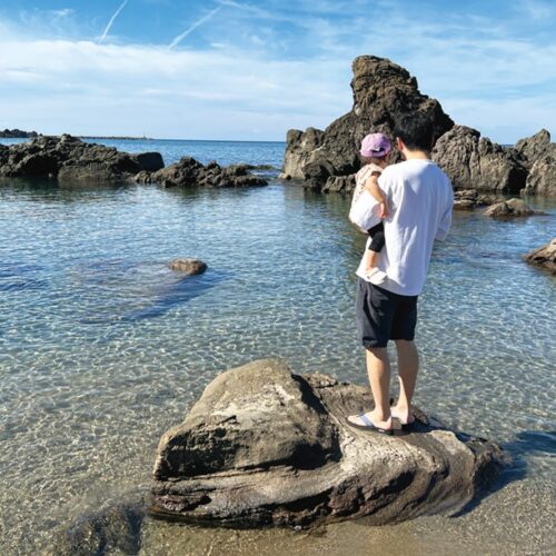 釡磯海水浴場は、砂浜から淡水が湧く珍しい浜辺。水が湧くのを間近で観察できる興味深いスポット。／山形県遊佐町