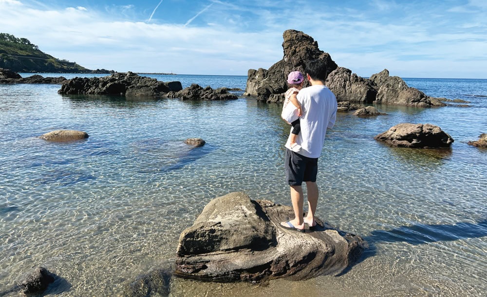釡磯海水浴場は、砂浜から淡水が湧く珍しい浜辺。水が湧くのを間近で観察できる興味深いスポット。／山形県遊佐町
