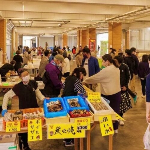 福井県坂井市の「三国港市場」。三国港に水揚げされる新鮮な魚介類を取り扱う