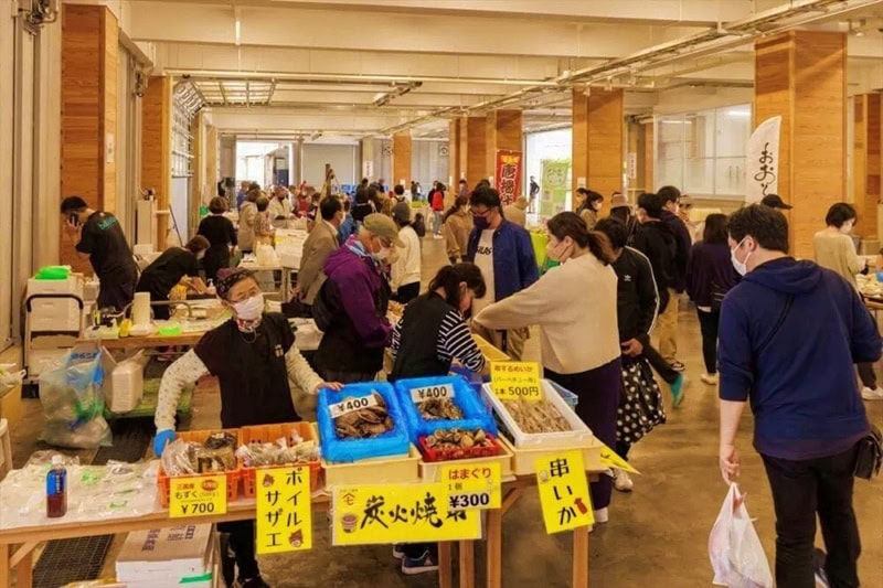 福井県坂井市の「三国港市場」。三国港に水揚げされる新鮮な魚介類を取り扱う