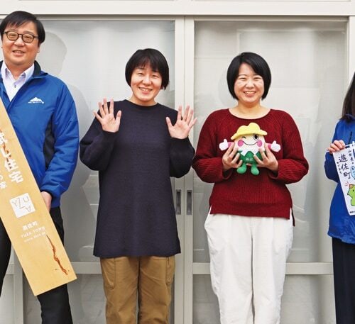 写真右から、定住促進係の佐藤結さん、NPO法人いなか暮らし遊佐応援団の齋藤美波さんと後藤真樹さん、定住促進係の石垣学さん。／山形県遊佐町