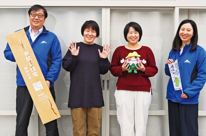 写真右から、定住促進係の佐藤結さん、NPO法人いなか暮らし遊佐応援団の齋藤美波さんと後藤真樹さん、定住促進係の石垣学さん。／山形県遊佐町
