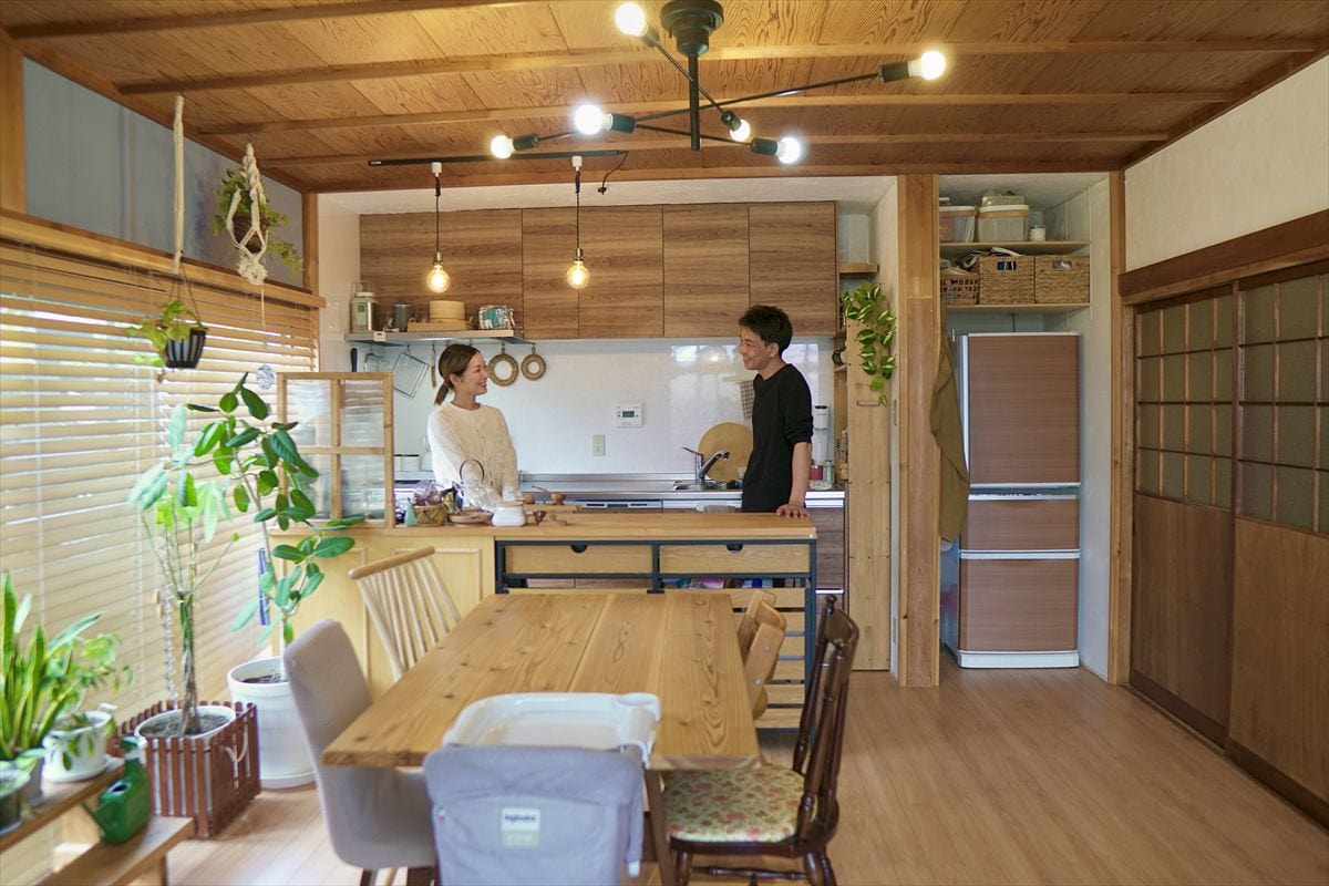 リフォーム後のリビングダイニングキッチンにてDIY-FUFU