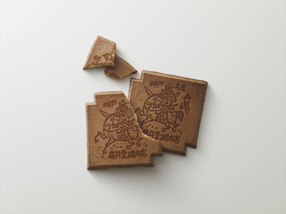 兵庫県のご当地お菓子「瓦せんべい」。