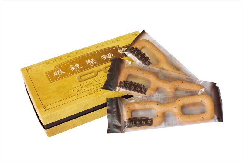 福井県のご当地お菓子「眼鏡堅麺麭（めがねかたパン）」。