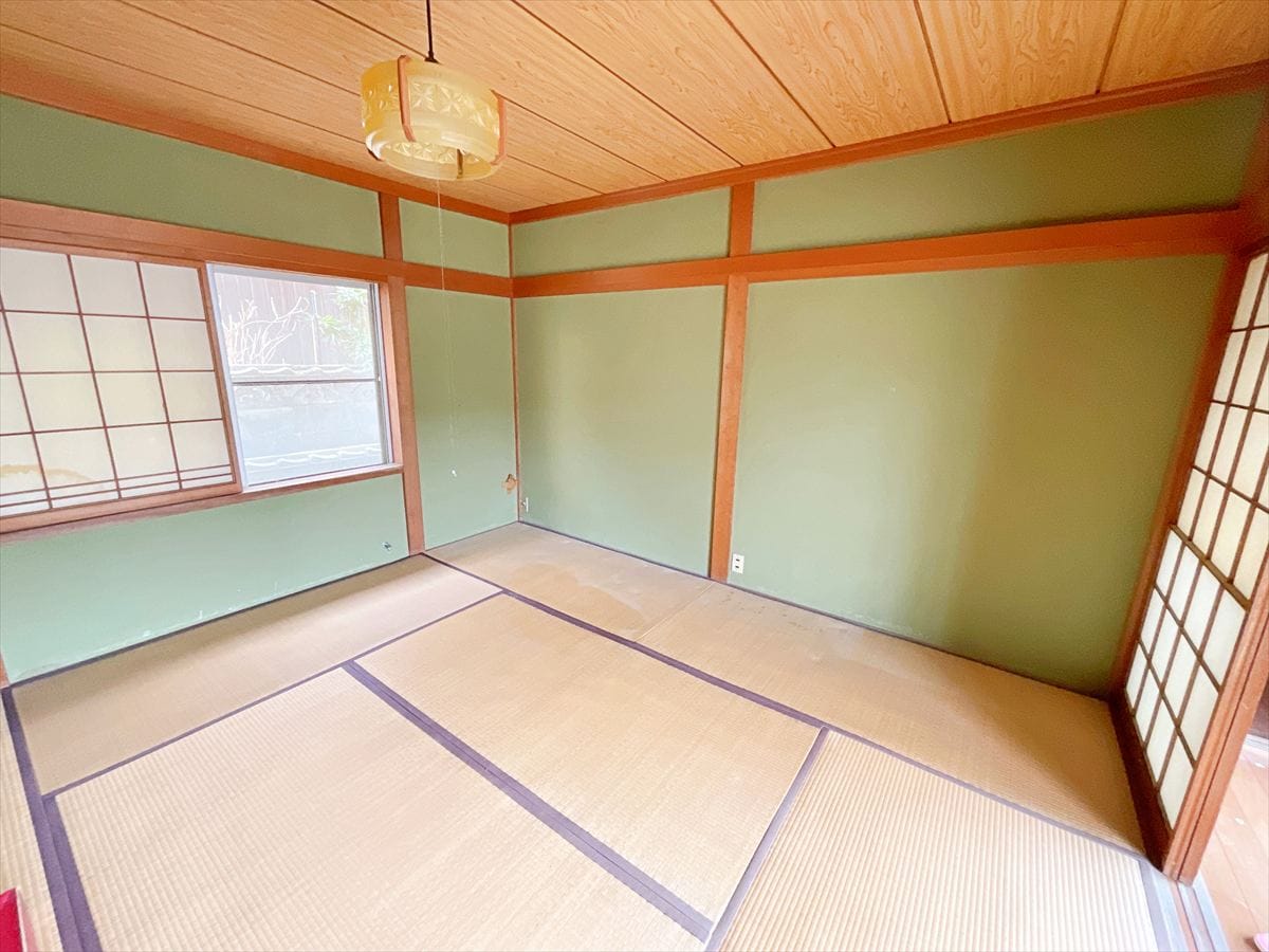 福井県坂井市の物件の和室。畳には汚れが見られる