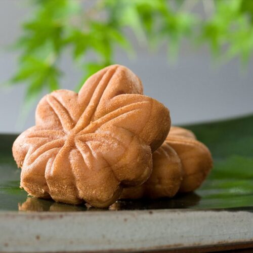 広島県のご当地お菓子「もみじ饅頭」。