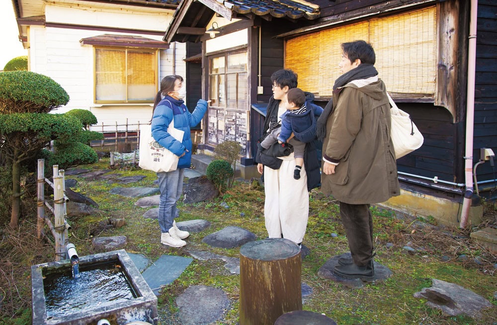 「いなか暮らし遊佐応援団」の後藤さんが町内を案内中。滞在中には、住みたい
エリアをある程度絞って案内してもらうこともできる。／山形県遊佐町