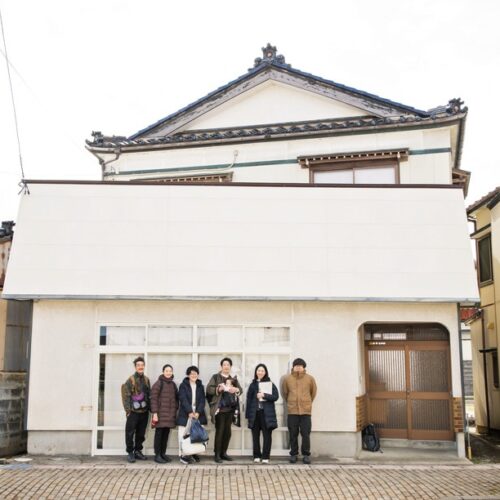 もともとはクリーニング店兼自宅だった。徒歩圏内には飲食店やスーパーなどの小売業、町役場、図書館もある。／山形県遊佐町