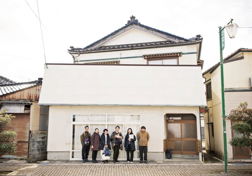 もともとはクリーニング店兼自宅だった。徒歩圏内には飲食店やスーパーなどの小売業、町役場、図書館もある。／山形県遊佐町