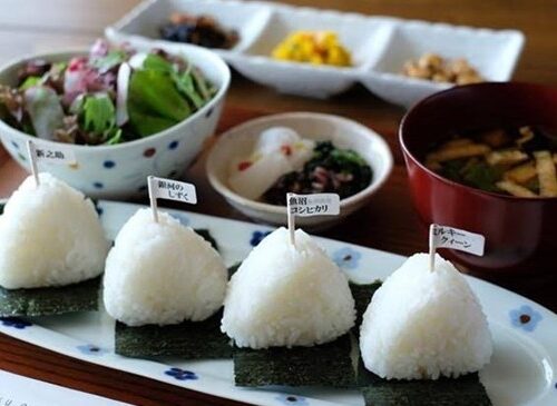 佐賀県鳥栖市にある「FUKU CAFE 鳥栖」では、全国各地のおいしいお米を使ったおむすびが食べられる。