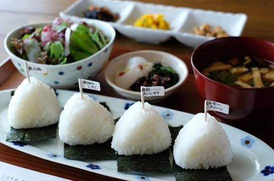佐賀県鳥栖市にある「FUKU CAFE 鳥栖」では、全国各地のおいしいお米を使ったおむすびが食べられる。
