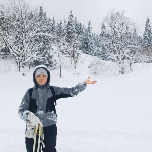 「遊佐町に移住して、何十年ぶりにスキーをしました！」と話す猪股さん。スキー場へも車で40分ほどと近い。／山形県遊佐町