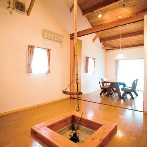 コテージタイプの滞在施設「ヴィラ・フロレスタ」には囲炉裏も。2つの移住体験ツアーが用意されており、①は6泊7日で1家族1万8500円、②は無料で宿泊可能（2泊3日まで）だ。／大分県豊後高田市