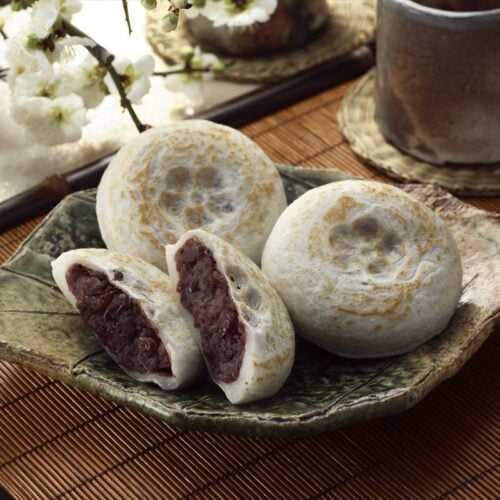 福岡県のご当地お菓子「梅ヶ枝餅」。