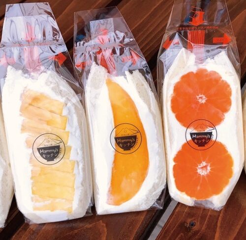 小さなローカルスーパーの名物「フルーツサンド」。常時20種類ほどあり、他県から買いに来る人も多い。／山形県遊佐町