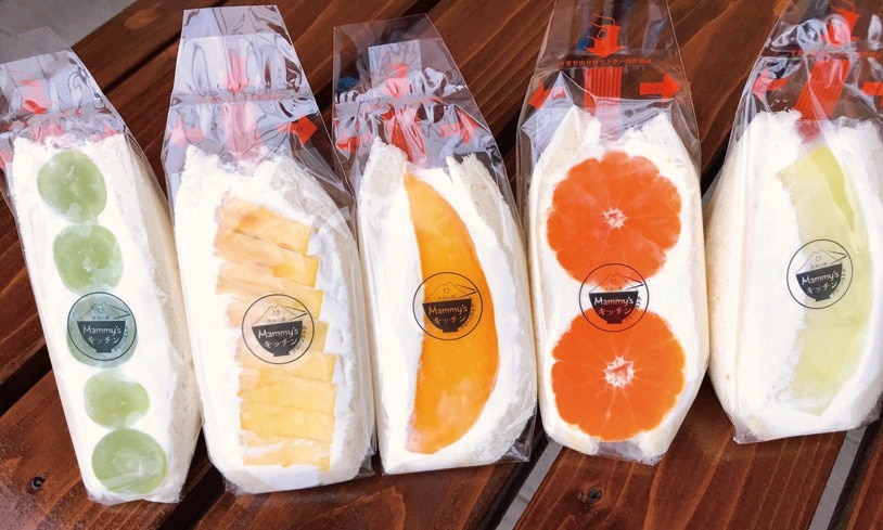 小さなローカルスーパーの名物「フルーツサンド」。常時20種類ほどあり、他県から買いに来る人も多い。／山形県遊佐町