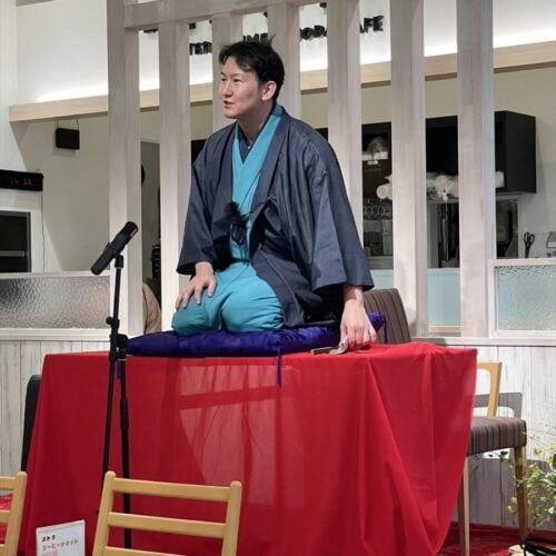 福井県のショッピングモール「アピタ福井大和田店」内にあるそばカフェ「バッソ・ダ・ミーア」では福井県住みます芸人によるネタが見られる。