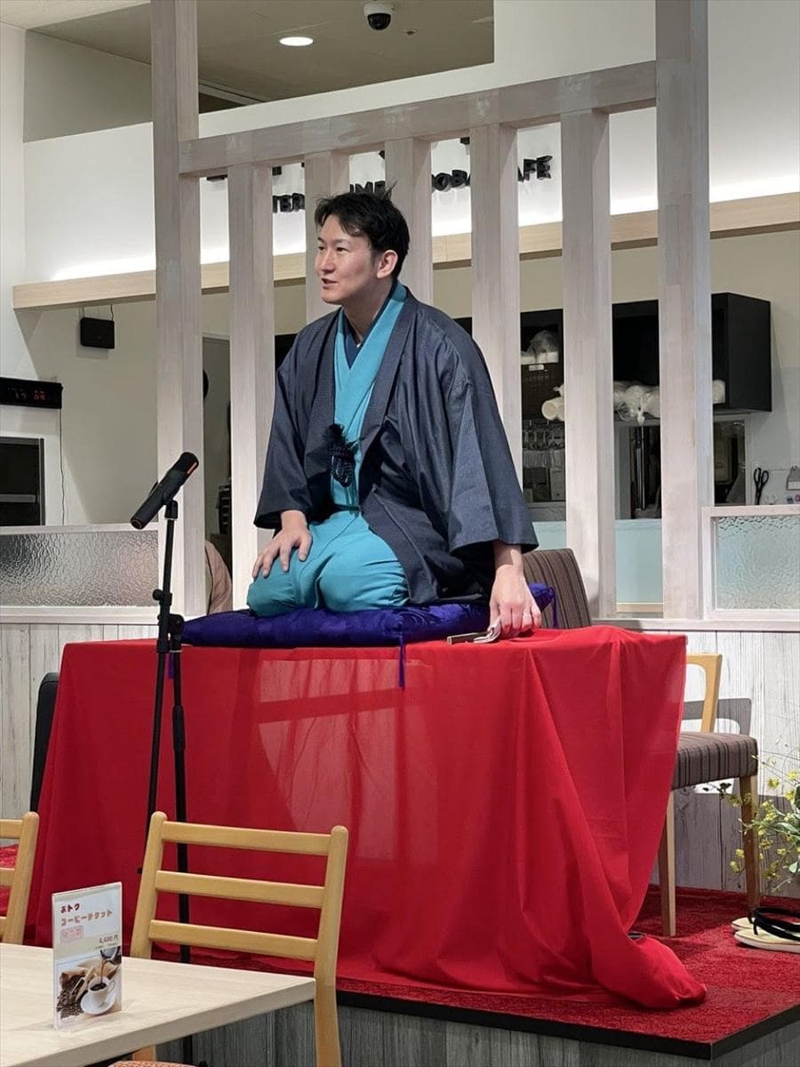 福井県のショッピングモール「アピタ福井大和田店」内にあるそばカフェ「バッソ・ダ・ミーア」では福井県住みます芸人によるネタが見られる。