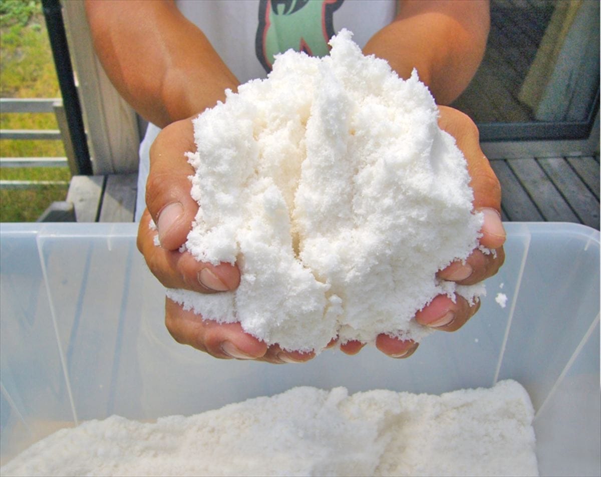 愛媛県のご当地お菓子「田野屋塩二郎シューラスク」に使用されている完全天日塩。