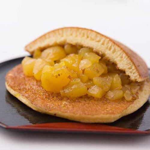 京都のご当地お菓子「栗どら焼」。