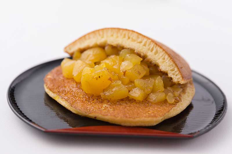 京都のご当地お菓子「栗どら焼」。