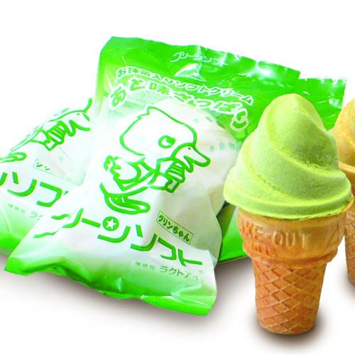 和歌山県のご当地お菓子「グリーンソフト」。