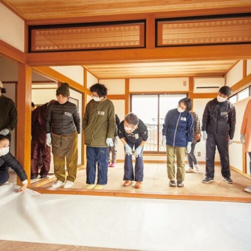 物件改修は地元業者が行い、最後の仕上げは地域住民のDIY講座という形で、壁の塗装と断熱のDIYを実施した。／山形県遊佐町