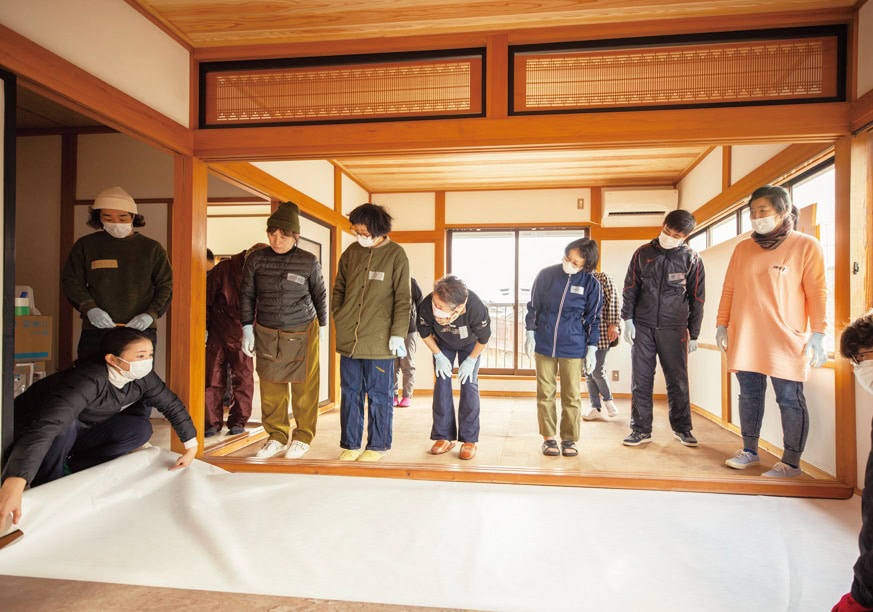物件改修は地元業者が行い、最後の仕上げは地域住民のDIY講座という形で、壁の塗装と断熱のDIYを実施した。／山形県遊佐町