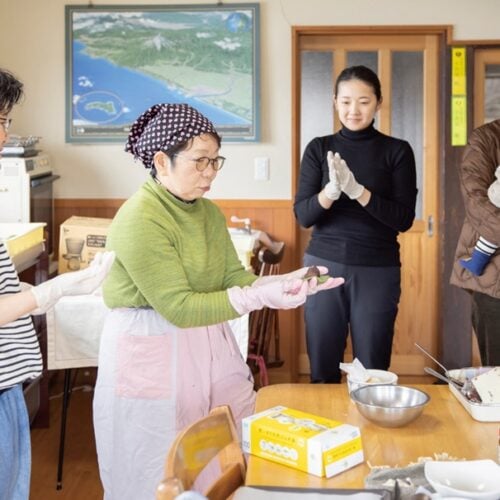 ぜひ体験してもらいたい、農家レストランでの野菜の収穫体験や料理体験。もちろん、子どもと一緒に楽しめる。／山形県遊佐町