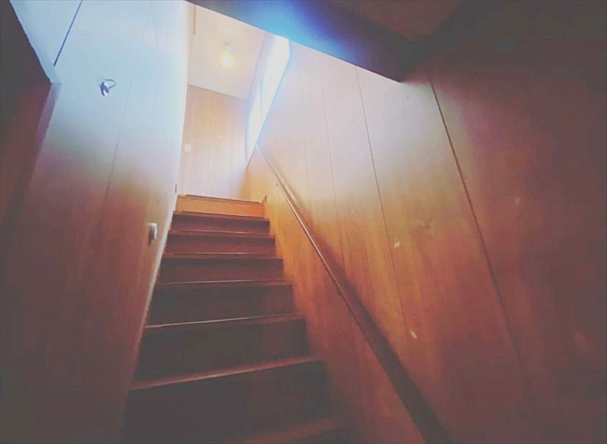 垢抜けDIY_階段の板壁before