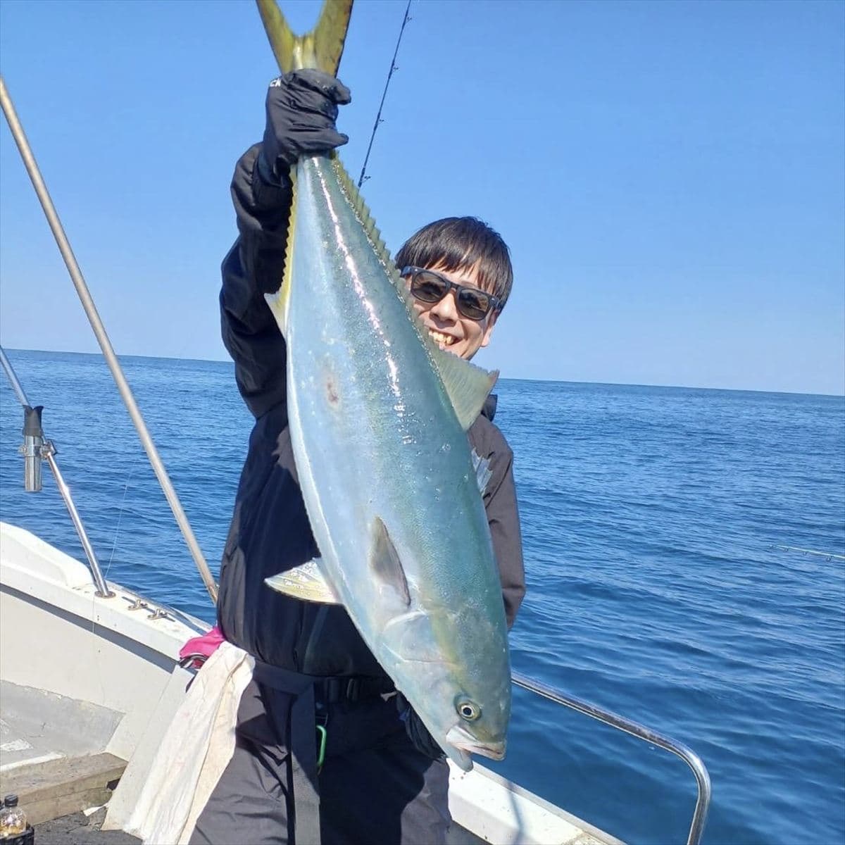 石川県の海で魚を釣るよしもと住みます芸人、月亭方気さん。