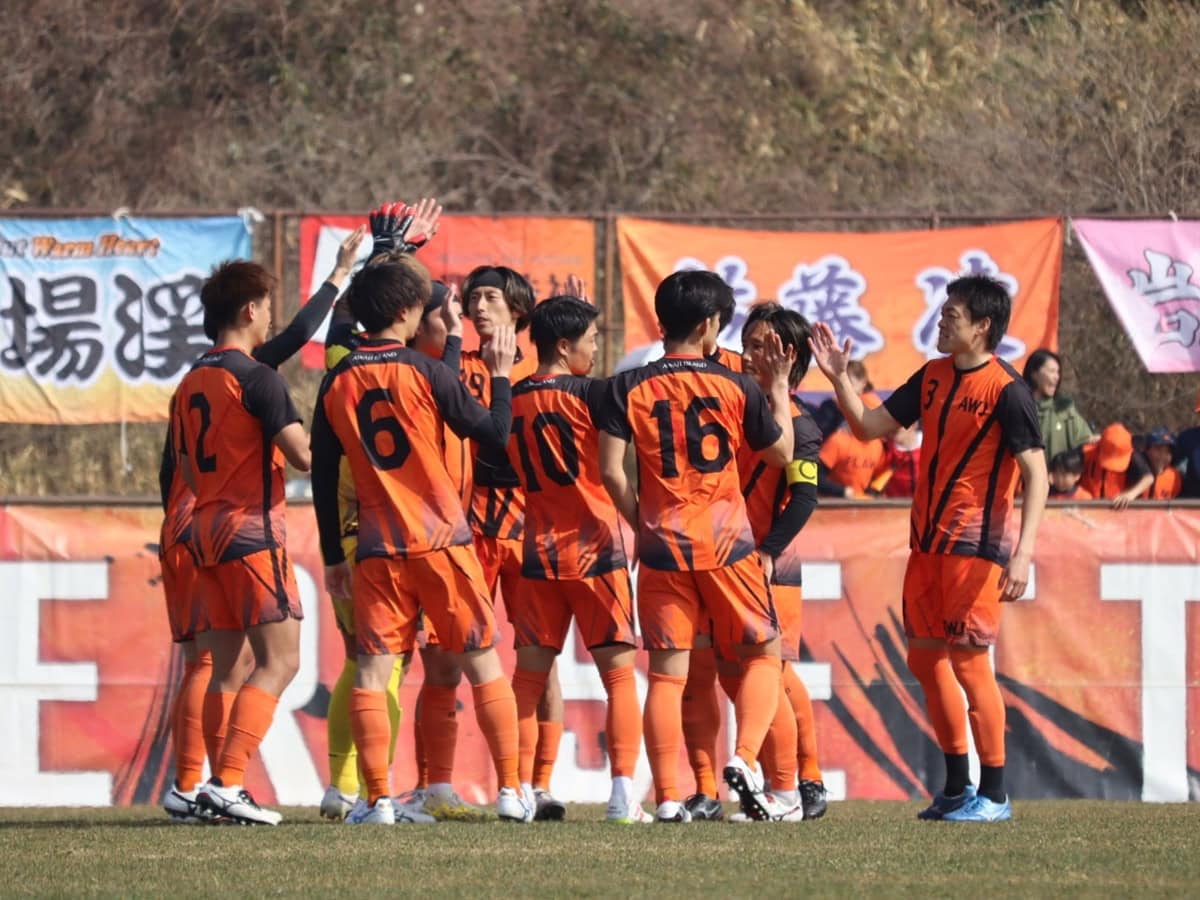 選手全員移住者による島で唯一のプロスポーツチームが淡路島に熱狂の渦を起こす！「FC AWJ（エフシー エーダブリュージェイ）」