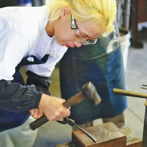 「三条鍛冶道場」では、鍛冶体験にも挑戦できる。／新潟県三条市