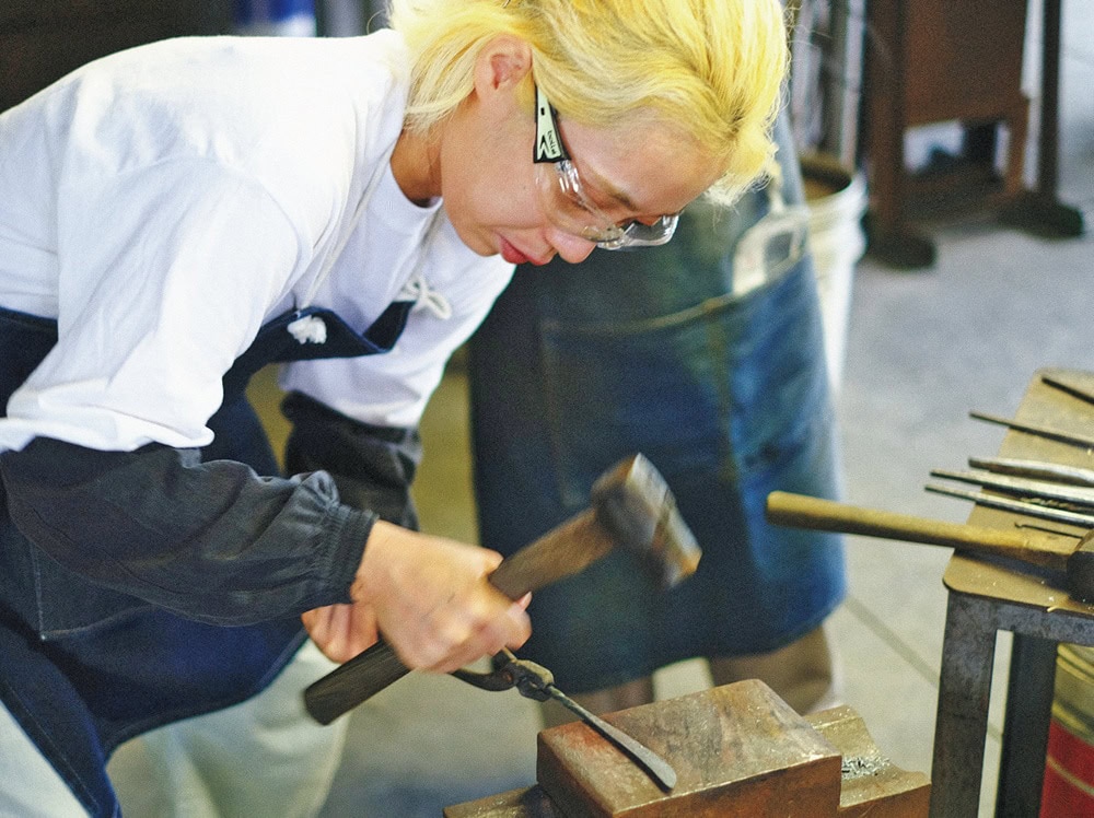 「三条鍛冶道場」では、鍛冶体験にも挑戦できる。／新潟県三条市