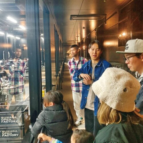 諏訪田製作所の「オープンファクトリー」で、ものづくりの現場を見学。／新潟県三条市