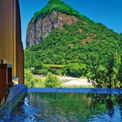露天風呂から八木ヶ鼻の絶景が楽しめる日帰り温泉施設「いい湯らてい」。隣には「八木ヶ鼻オートキャンプ場」がある。／新潟県三条市