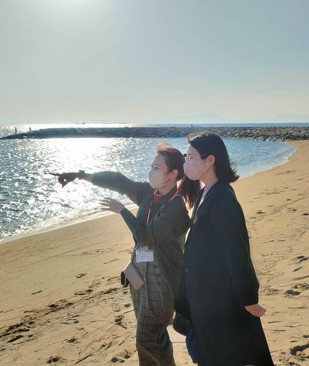 穏やかな瀬戸内海に面する焼野海岸からは遠く九州まで望める。／山口県山陽小野田市