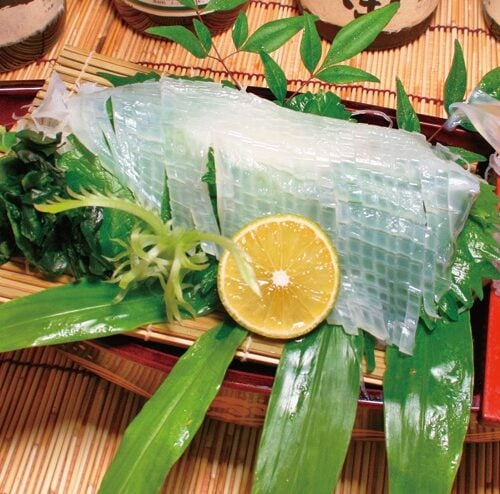 鮮度抜群の活イカ。三方を海に囲まれた山口県ならではの魚介類が自慢。／山口県山陽小野田市