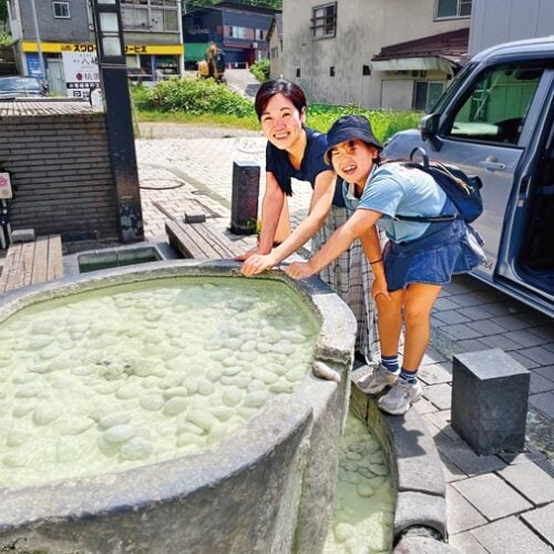 蔵王温泉高湯通り。豊富な湯量と強酸性の硫黄泉で知られる蔵王温泉へは中心市街地から車で30分ほど。／山形県山形市