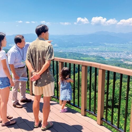 ツアーでは、まず標高約400mの高さにある西蔵 王公園展望台から市内のエリアについて紹介。／山形県山形市